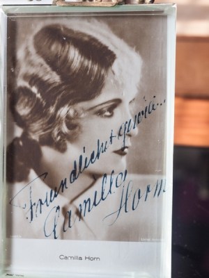 Camilla_Horn01-m