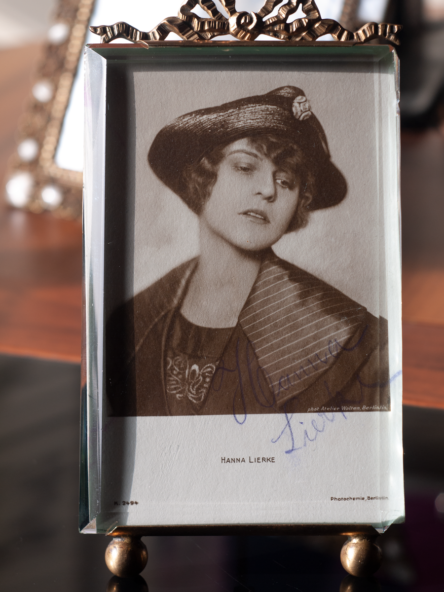 Hanna Lierke Autographed Postcard