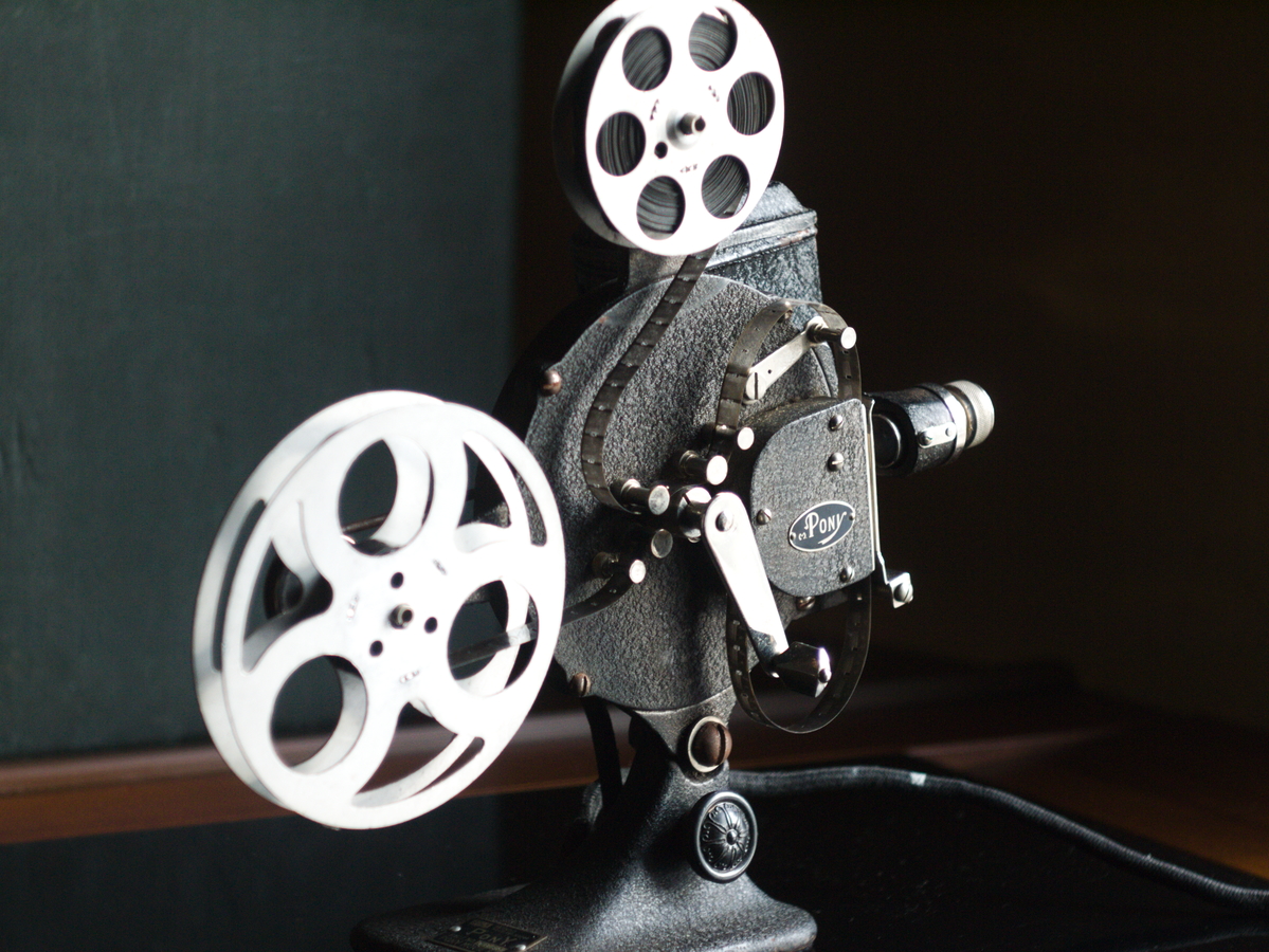 1930年代中盤 – ポニイ 9.5ミリサイレント映写機後期型 – ] 映画の郷 [